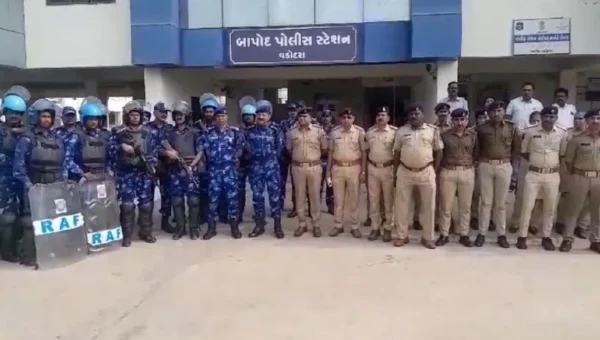વડોદરા : 100 બટાલિયન રેપિડ એક્શન ફોર્સ-અમદાવાદની ટીમે શહેરના સંવેદનશીલ વિસ્તારની મુલાકાત લીધી…