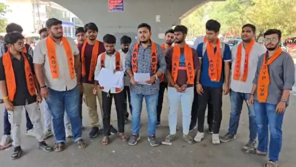 ભરૂચ : SC-STના વિદ્યાર્થીઓને સ્કોલરશિપ નહીં મળતા ABVPએ ઉગ્ર વિરોધ નોંધાવી સરકારના પરિપત્રની હોળી કરી…