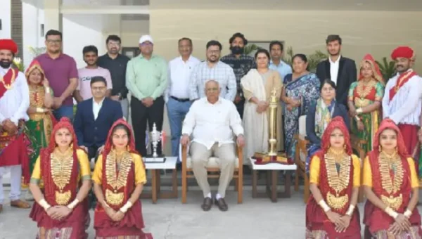 ગુજરાત ટેબ્લોના કલાકારોએ લીધી CM ભૂપેન્દ્ર પટેલની મુલાકાત