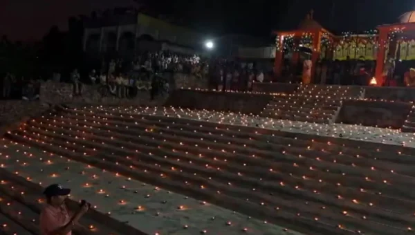 ભરૂચ: ઝાડેશ્વર વિસ્તારમાં આવેલ ગાયત્રી મંદિર ખાતે સવા લાખ દીવડા અને આતશબાજી સાથે નર્મદા જયંતિની ભવ્ય ઉજવણી