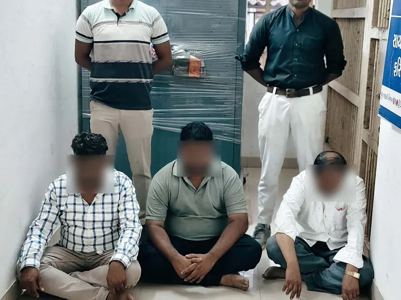 ભરૂચ: વાલિયા પોલીસે કોંઢ ગામે જુગાર રમતા ત્રણ જુગારીની કરી ધરપકડ, રૂ.1.60 લાખનો મુદ્દામાલ જપ્ત