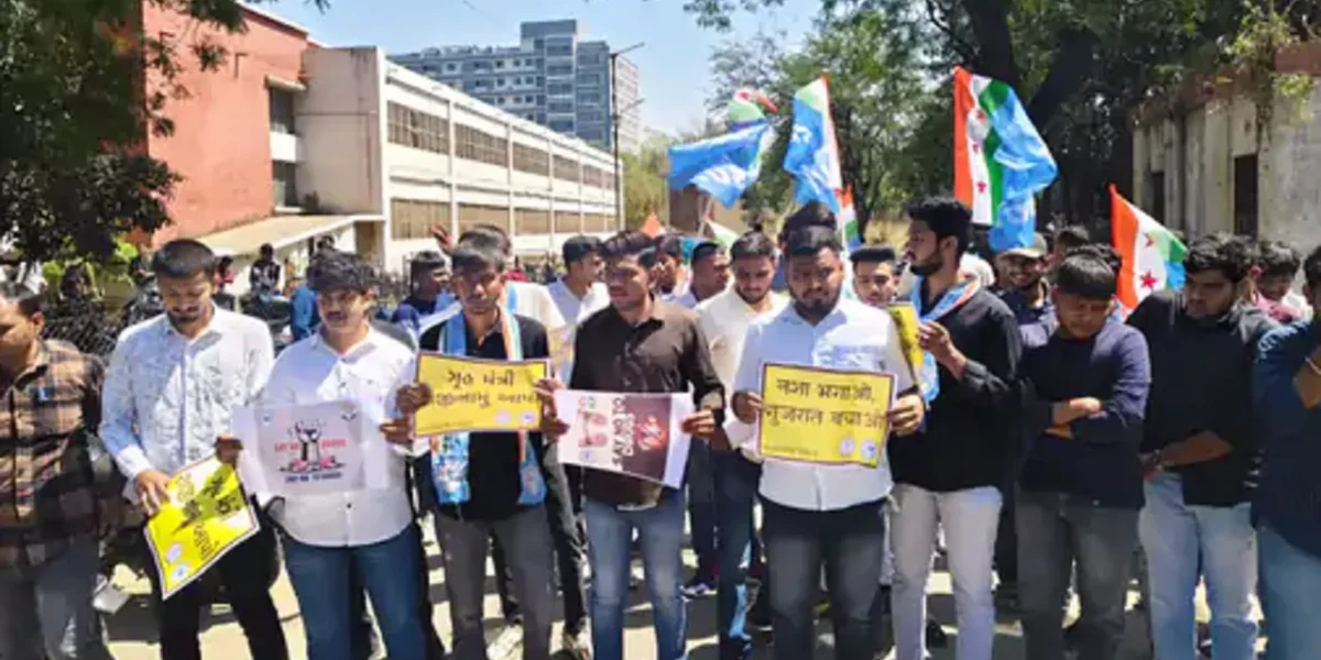વડોદરામાં NSUI  દ્વારા નશીલા પદાર્થના વધી રહેલા દૂષણ સામે ગૃહ રાજ્યમંત્રીના રાજીનામાની માંગ કરતા પોલીસે કરી અટકાયત