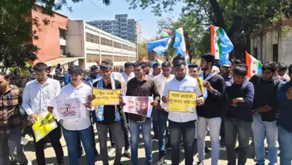વડોદરામાં NSUI  દ્વારા નશીલા પદાર્થના વધી રહેલા દૂષણ સામે ગૃહ રાજ્યમંત્રીના રાજીનામાની માંગ કરતા પોલીસે કરી અટકાયત