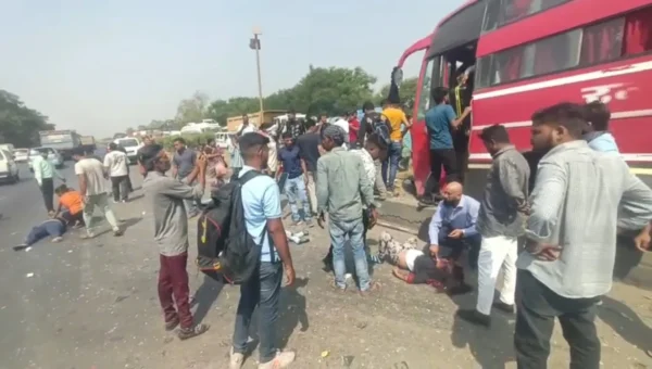 ભરૂચ : NH 48 પર નબીપુર નજીક ખાનગી લકઝરી બસ અને કાર વચ્ચે અકસ્માત, 3 લોકો ઇજાગ્રસ્ત