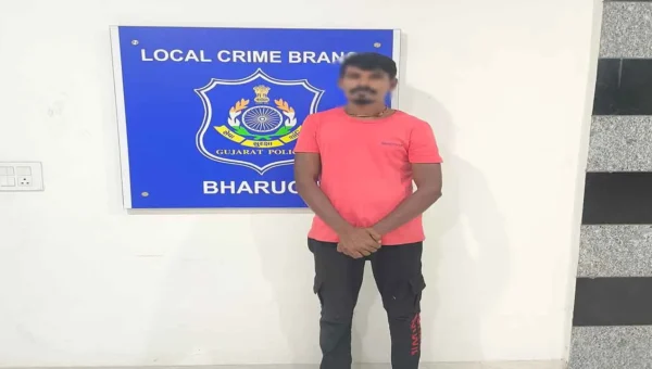 ભરૂચ: પાલેજ પોલીસ મથકના પ્રોહીબિશનના ગુનામાં ફરાર આરોપીની ક્રાઇમ બ્રાન્ચે કરી ધરપકડ
