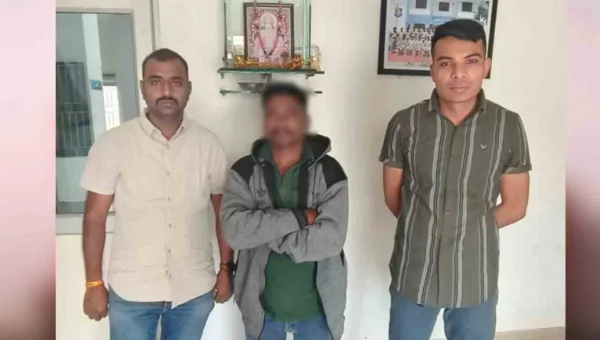 ભરૂચ: પેરોલ ફર્લો સ્ક્વોડે દહેજ પોલીસ મથકના ચોરીના ગુનામાં 15 વર્ષથી ફરાર આરોપીની વડોદરાથી કરી ધરપકડ