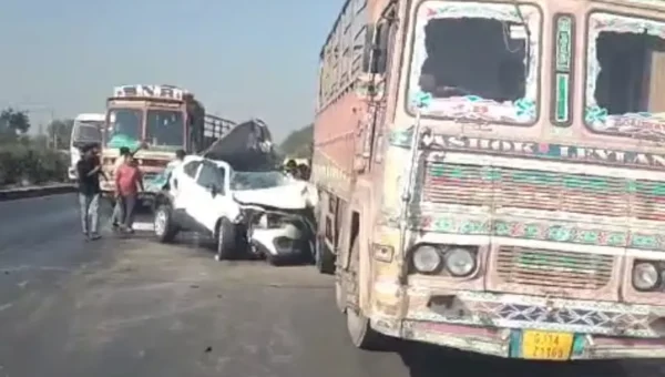 અંકલેશ્વર: NH 48 પર ઉભેલી ટ્રક સાથે કાર ભટકાય, મહિલાને ગંભીર ઇજા
