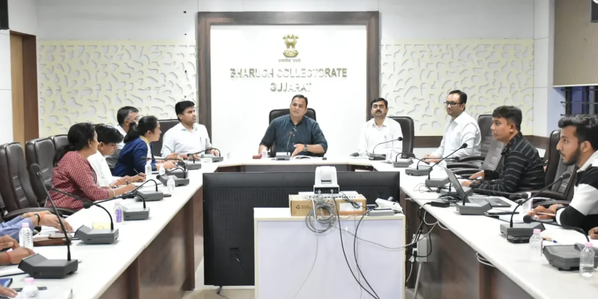 ભરૂચ: કેચ ઘ રેઇન અભિયાનના આયોજન સંદર્ભે કલેકટર ગૌરાંગ મકવાણાની અધ્યક્ષતામાં યોજાય બેઠક !