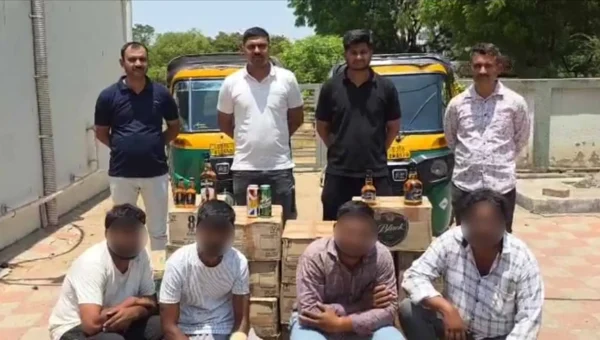 ભરૂચ: ક્રાઇમ બ્રાન્ચે રીક્ષામાં થતી વિદેશી દારૂની હેરાફેરીનો કર્યો પર્દાફાશ, રૂ.3.34 લાખના મુદ્દામાલ સાથે 4 આરોપીની ધરપકડ