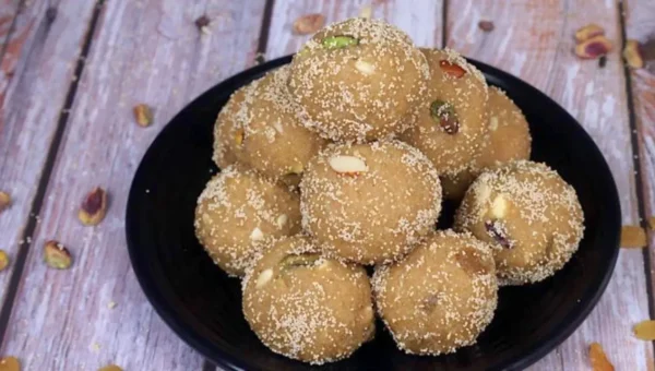 ઘરે 4 સ્ટેપમાં જ બનાવો ચુરમાના લાડુ, આ રહી સરળ રેસિપી