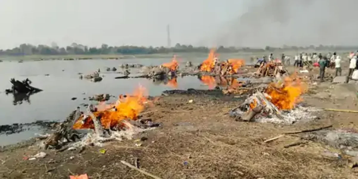 મધ્ય પ્રદેશના દેવાસના નેમાવર ઘાટ પર ડીસા બ્લાસ્ટના 18 મૃતકોના કરાયા અંતિમ સંસ્કાર, મોઢું પણ ન જોઈ શક્યા સ્વજનો