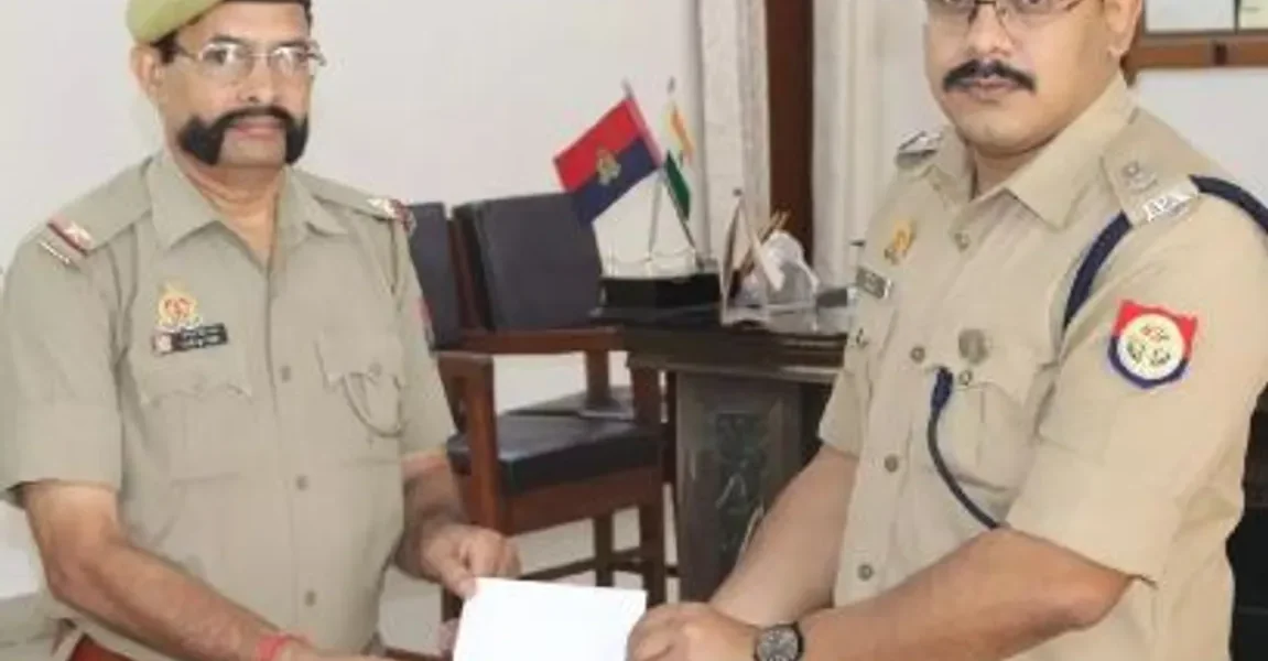“મૂંછે હો તો નથ્થુલાલ જેસી..!” : UPના બાગપતમાં પોલીસ જવાનને મૂંછો યોગ્ય રીતે જાળવવા બદલ રોકડ ઇનામ આપી સન્માનીત કરાયા…