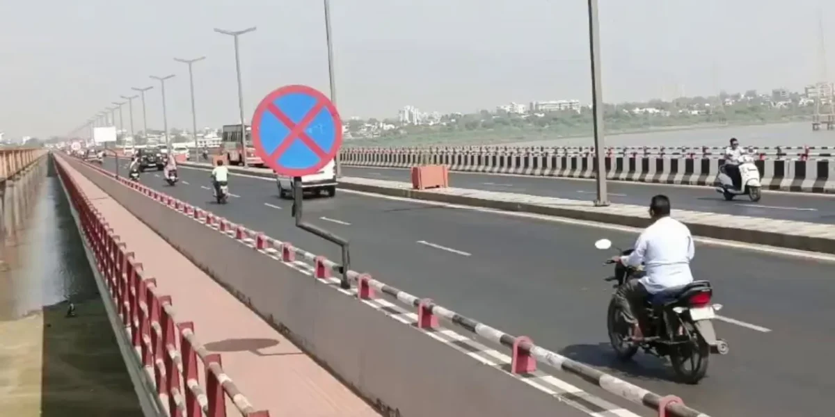 ભરૂચ- સી ડિવિઝન પોલીસે નર્મદા મૈયા બ્રિજ પરથી આપઘાત કરવા જઈ રહેલ મહિલા અને કિશોરીના જીવ બચાવ્યા !