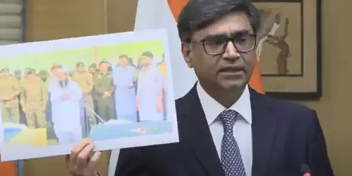 ‘આતંકવાદીઓના અંતિમ સંસ્કારમાં સેના, પૂંછના ગુરુદ્વારામાં ગોળીબાર…’, વિદેશ મંત્રાલયે તસવીરો બતાવીને પાકિસ્તાનનો પર્દાફાશ કર્યો