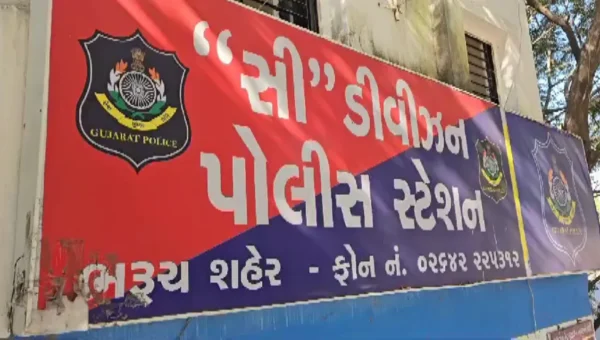ભરૂચ: સુરતની હોસ્ટેલમાંથી ભાગી ગયેલા બે સગીર વયના બાળકોનો પોલીસે પરિવારજનો સાથે ભેટો કરાવ્યો