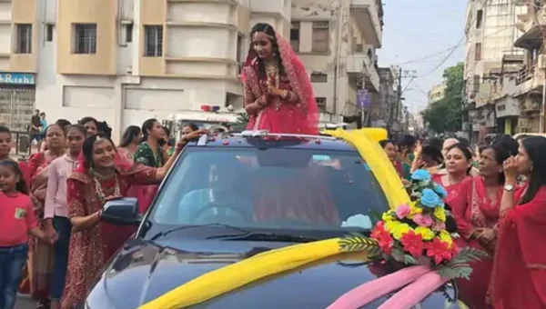 સૌરાષ્ટ્રના ઇતિહાસમાં પહેલીવાર 20 વર્ષીય રાજપૂતાણી દીક્ષા લેશે, વાજતે-ગાજતે નીકળ્યો વરઘોડો