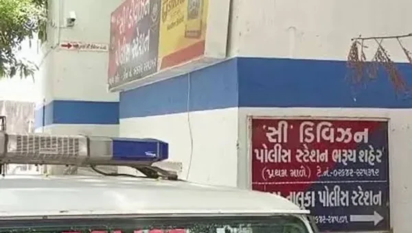 ભરૂચ: નર્મદા મૈયા બ્રિજ પરથી નદીમાં આપઘાત કરવા પહોંચેલ કિશોરીનો સી ડિવિઝન પોલીસે જીવ બચાવ્યો !