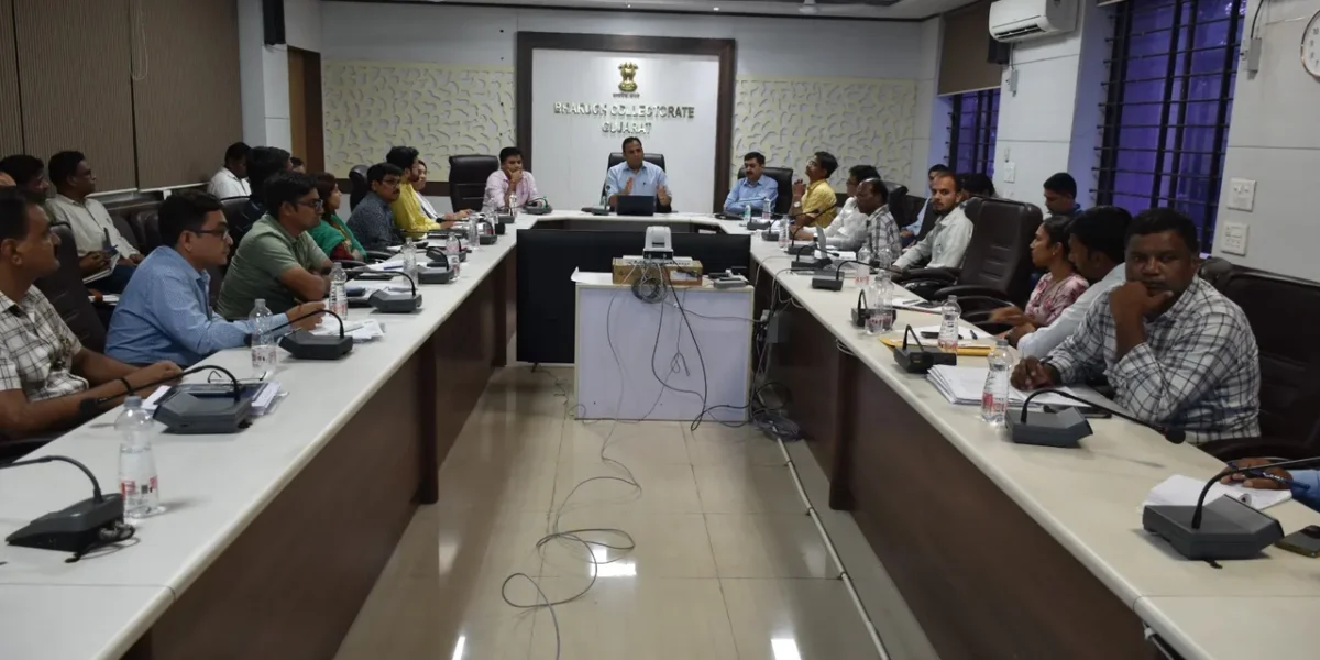 ભરૂચ: સંભવિત વાવાઝોડાની પરિસ્થિતિને પહોંચી વળવા કલેકટર ગૌરાંગ મકવાણાની અધ્યક્ષતામાં બેઠક યોજાઇ