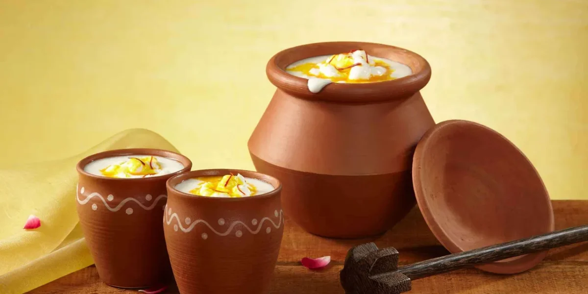 લસ્સીને મોટાભાગના લોકો ઉનાળામાં પીવાનું ખૂબ પસંદ કરે છે. આમ જોવા જઈએ તો, લસ્સીનો ખરો ચસ્કો તો ઉનાળામાં જ લાગે છે.