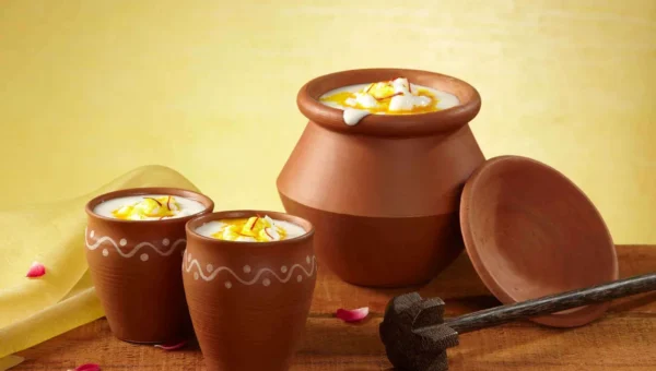 લસ્સીને મોટાભાગના લોકો ઉનાળામાં પીવાનું ખૂબ પસંદ કરે છે. આમ જોવા જઈએ તો, લસ્સીનો ખરો ચસ્કો તો ઉનાળામાં જ લાગે છે.