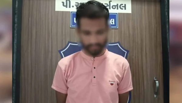 અંકલેશ્વર: કોસમડીની સાંઈ વાટીકા સોસા.માંથી વિદેશી દારૂ ઝડપાવવાનો મામલો, ફરાર બુટલેગરની પોલીસે કરી ધરપકડ