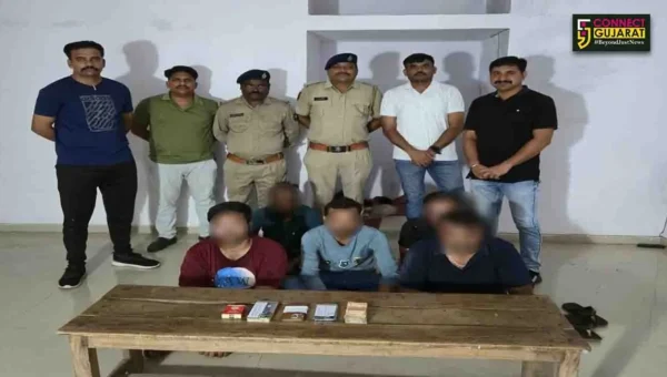ભરૂચ: જંબુસરના રૂદ્ર બંગ્લોઝ પાસે ખુલ્લા મેદાનમાં ચાલતા જુગારધામ પર પોલીસના દરોડા, 5 જુગારીઓ ઝડપાયા