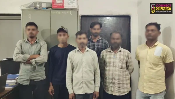 અંકલેશ્વર : નવાગામ કરારવેલમાં ખાડી પાસે શ્રાવણીયો જુગાર રમતા છ જુગારીની ધરપકડ કરતી પોલીસ