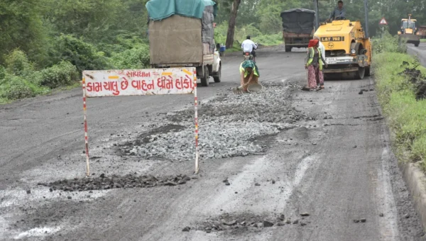ભરૂચ: વરસાદના કારણે બિસ્માર બનેલા માર્ગોનું યુદ્ધના ધોરણે સમારકામ શરૂ, માર્ગ અને મકાન વિભાગની 16 ટીમ કામે લાગી