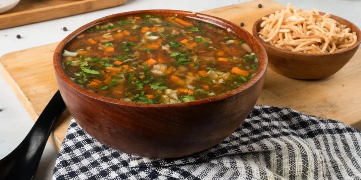 વરસાદી માહોલમાં ઘરે બનાવો વેજ મનચાઉ સૂપ, આ રહી સરળ રેસિપી