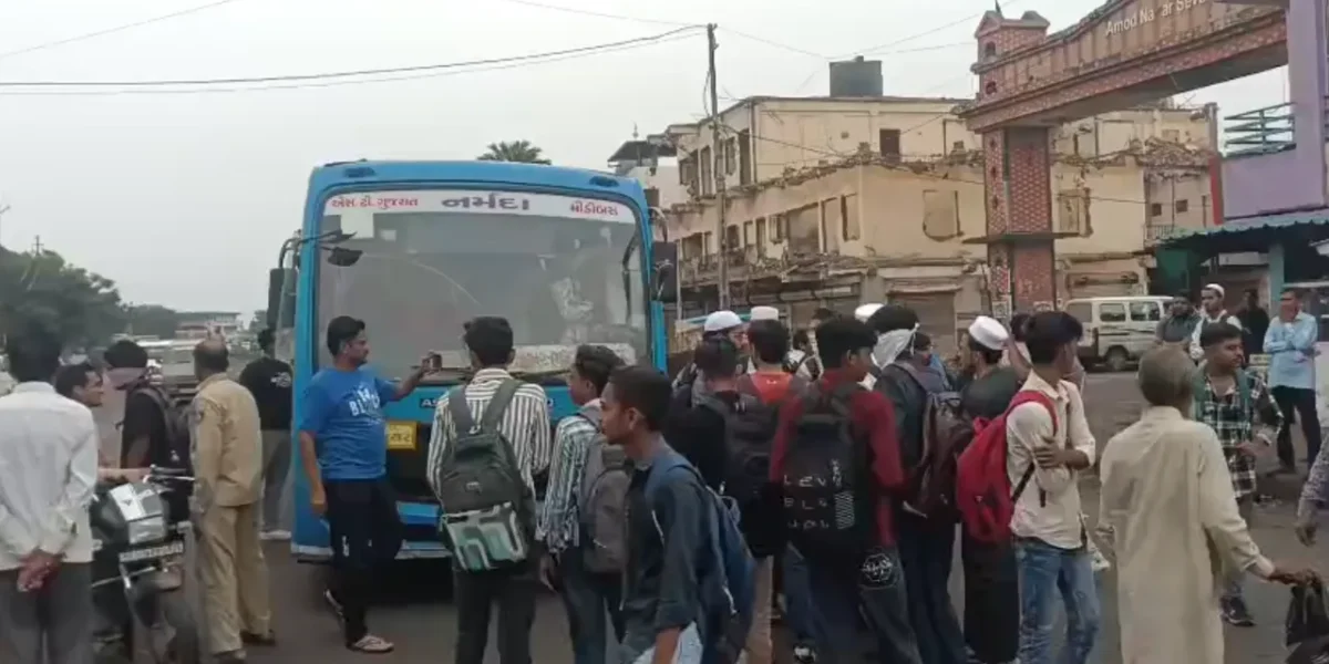 ભરૂચ: જંબુસર-આમોદ રૂટની ST બસમાં પશુઓની જેમ મુસાફરી કરવા મુસાફરો મજબુર, આમોદમાં બસ રોકી વિરોધ કરાયો