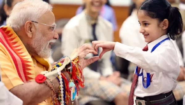 રાખડીઓથી ભરેલ કાંડા, બાળકો સાથે મજા… જુઓ પીએમ મોદીએ રક્ષાબંધનનો તહેવાર કેવી રીતે ઉજવ્યો