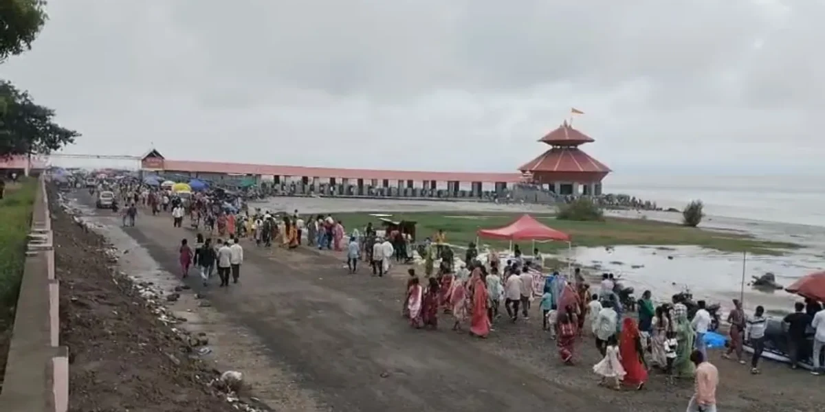 ભરૂચ : પવિત્ર શ્રાવણ માસના અંતિમ દિવસે કંબોઈ સ્થિત સ્તંભેશ્વર મહાદેવ મંદિરે ભક્તોનું ઘોડાપુર ઉમટયું હતું