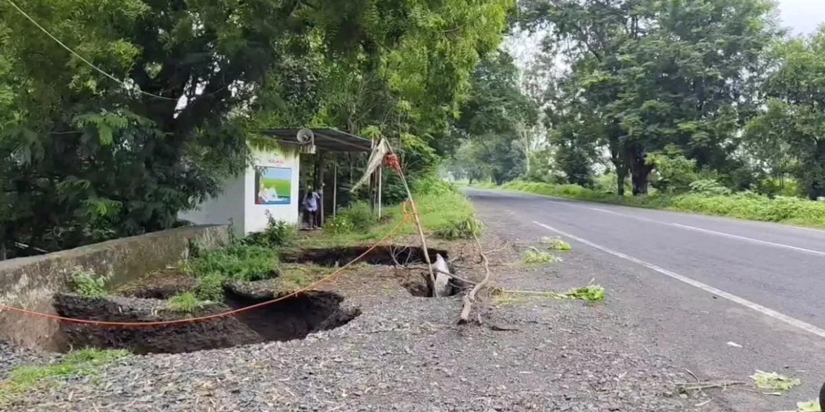 અંકલેશ્વર- હાંસોટ સ્ટેટ હાઇવે પર પડ્યો ભુવો, ઉત્તરાજ ગામ નજીક આખેઆખી કાર સમાય જાય એટલો મોટો ભુવો પડતા દોડધામ