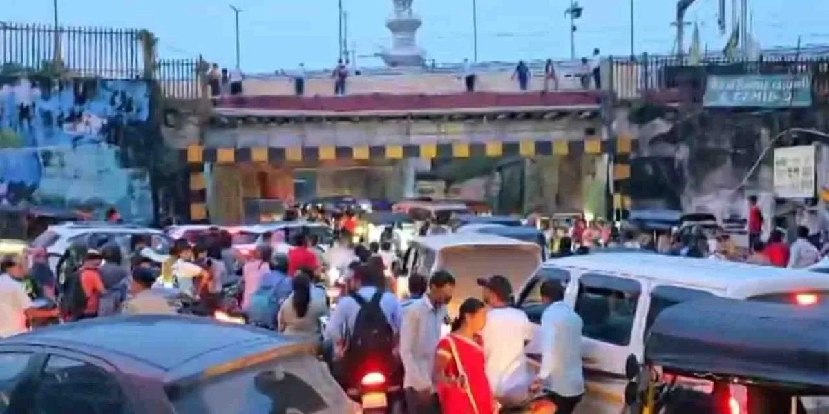 ભરૂચ: કસક ગરનાળામાં પોલીસની મીની બસ ફસાઈ, ભારે ટ્રાફિકજામના દ્રશ્યો