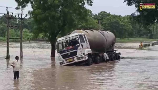 ભરૂચ: આમોદ વાગરા રોડ પર ભૂખી ખાડીના પાણી ફરી વળ્યા, બુવા ગામ નજીક ટ્રક પાણીમાં ફસાય