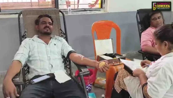 ભરૂચ: ઝઘડિયાના ઇન્દોર ગામે રક્તદાન શિબિરનું કરાયુ આયોજન, રક્તદાતાઓએ કર્યું ઉત્સાહભેર રક્તદાન