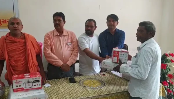 ભરૂચ: જંબુસરના વિવિધ ગામોમાં આગના બનાવોમાં ઘરવખરી ગુમાવનાર પરિવારોને સાધન સહાયનું કરાયુ વિતરણ