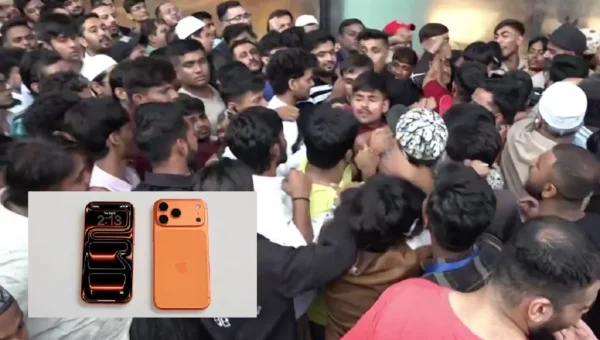 મુંબઈમાં નવા iPhone માટે એપલ સ્ટોરમાં ઝપાઝપી, મુક્કાબાજીનો વીડિયો થયો વાયરલ