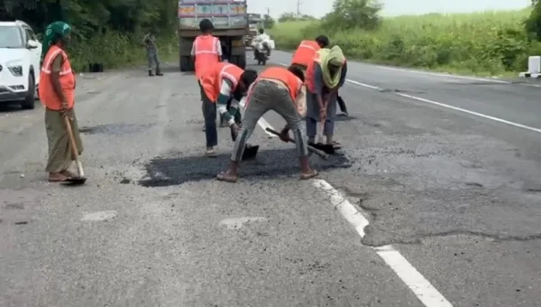ભરૂચ: ચોમાસામાં બિસ્માર બનેલ હાંસોટથી ઓલપાડના કદરામા સુધીના માર્ગ પર તંત્ર દ્વારા પેચવર્કની કામગીરી શરૂ કરાય