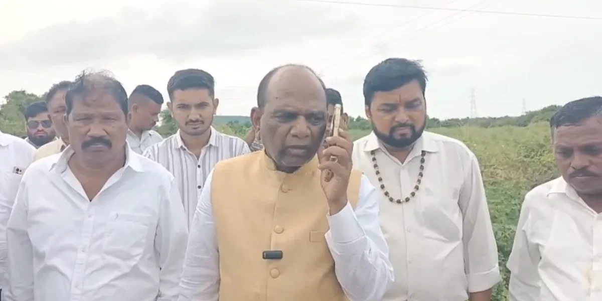 ભરૂચ: સાંસદ મનસુખ વસાવાએ અધિકારીને કહ્યું પગ મારો તો રોડ તૂટી જાય છે !