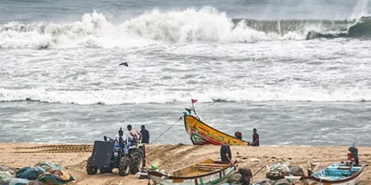 ચક્રવાત ‘મોન્થા’ આંધ્રપ્રદેશના દરિયાકાંઠે ત્રાટક્યું, ઈમરજન્સી સેવાઓ હાઈ એલર્ટ પર