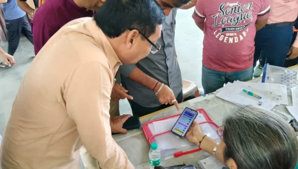 અંકલેશ્વર જીઆઇડીસી સ્પોર્ટ્સ કોમ્પલેક્ષ ખાતે SIR અંતર્ગત યોજાયેલા મેગા કલેક્શન કેમ્પની મુલાકાત કરી કામગીરીનું નિરિક્ષણ કરતા રાજ્ય મંત્રી ઈશ્વરસિંહ પટેલ