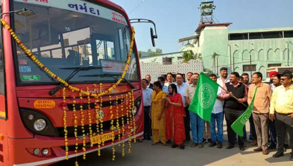 અંકલેશ્વર–સેલવાસ એક્સપ્રેસ રૂટ પર નવીન બસને લીલી ઝંડી આપી પ્રસ્થાન કરાવતા રાજ્ય મંત્રી ઈશ્વરસિંહ પટેલ
