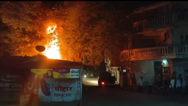 ભરૂચ: વાલિયામાં વરઘોડા દરમ્યાન ફટાકફાનો તણખો પડતા ભંગારના જથ્થામાં આગ, કોઈ જાનહાની નહીં