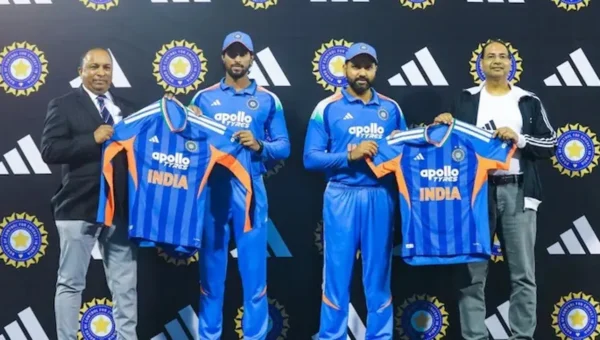T20 વર્લ્ડ કપ 2026 માટે ટીમ ઈન્ડિયાની નવી જર્સીનું કર્યું અનાવરણ, રોહિત શર્માના હાથે કરાઇ લોન્ચ