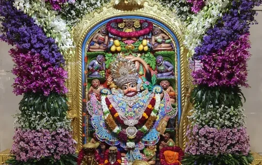 શ્રી કષ્ટભંજનદેવ હનુમાનજીને આજે એમ્બ્રોઇડરી વર્ક સાથે ફૂલની ડીઝાઇનવાળા વાઘા  એવં ઓર્કિડ અને શેવંતીના ફુલોનો શણગાર કરાયો