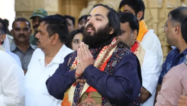 અનંત અંબાણી દેવાધિદેવ શ્રી સોમનાથ મહાદેવના ચરણે શીશ નમાવી મહાપૂજા અને જલાભિષેક કર્યા