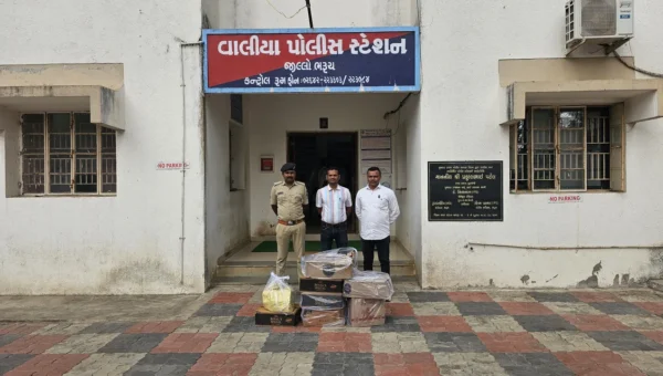 ભરૂચ : વાલિયા પોલીસે દોલતપુર ગામેથી રૂ.86 હજારનો વિદેશી દારૂનો જથ્થો ઝડપી પાડ્યો, બુટલેગર ફરાર