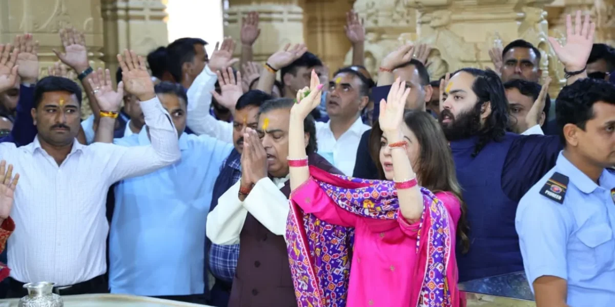 રિલાયન્સ ઇન્ડસ્ટ્રીઝના ચેરમેન મુકેશ અંબાણીએ પરિવાર સાથે સોમનાથ મહાદેવના ચરણોમાં શીશ ઝુકાવ્યું