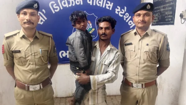 ભરૂચ: સી ડિવિઝન પોલીસે 7 વર્ષીય ગુમ બાળકનો પિતા સાથે કરાવ્યો ભેટો, પરિવારે પોલીસનો માન્યો આભાર
